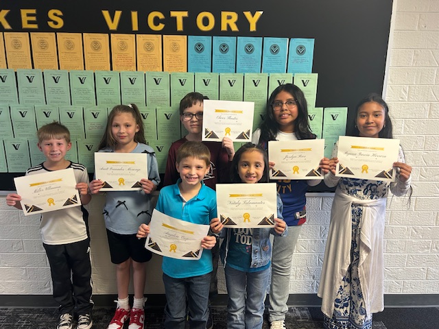 7 students taking a group picture for the 3rd quarter Victorious Viking Award Winners